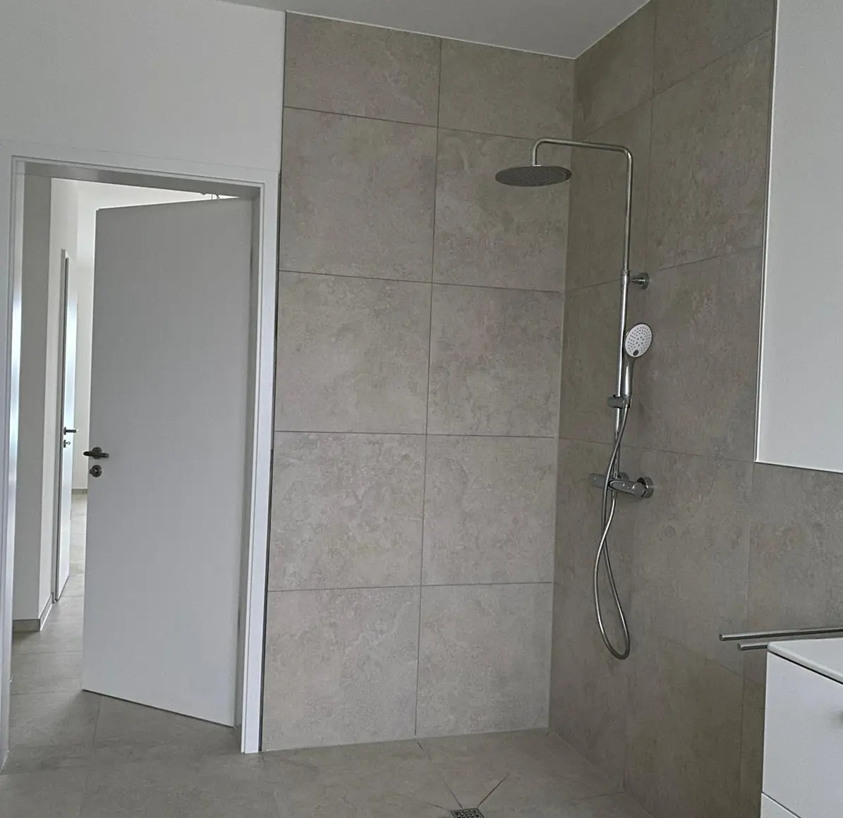 Badezimmer Objekt Aachen Auf diesem Bild ist ein modernes Bad mit bodengleicher Dusche zu sehen.